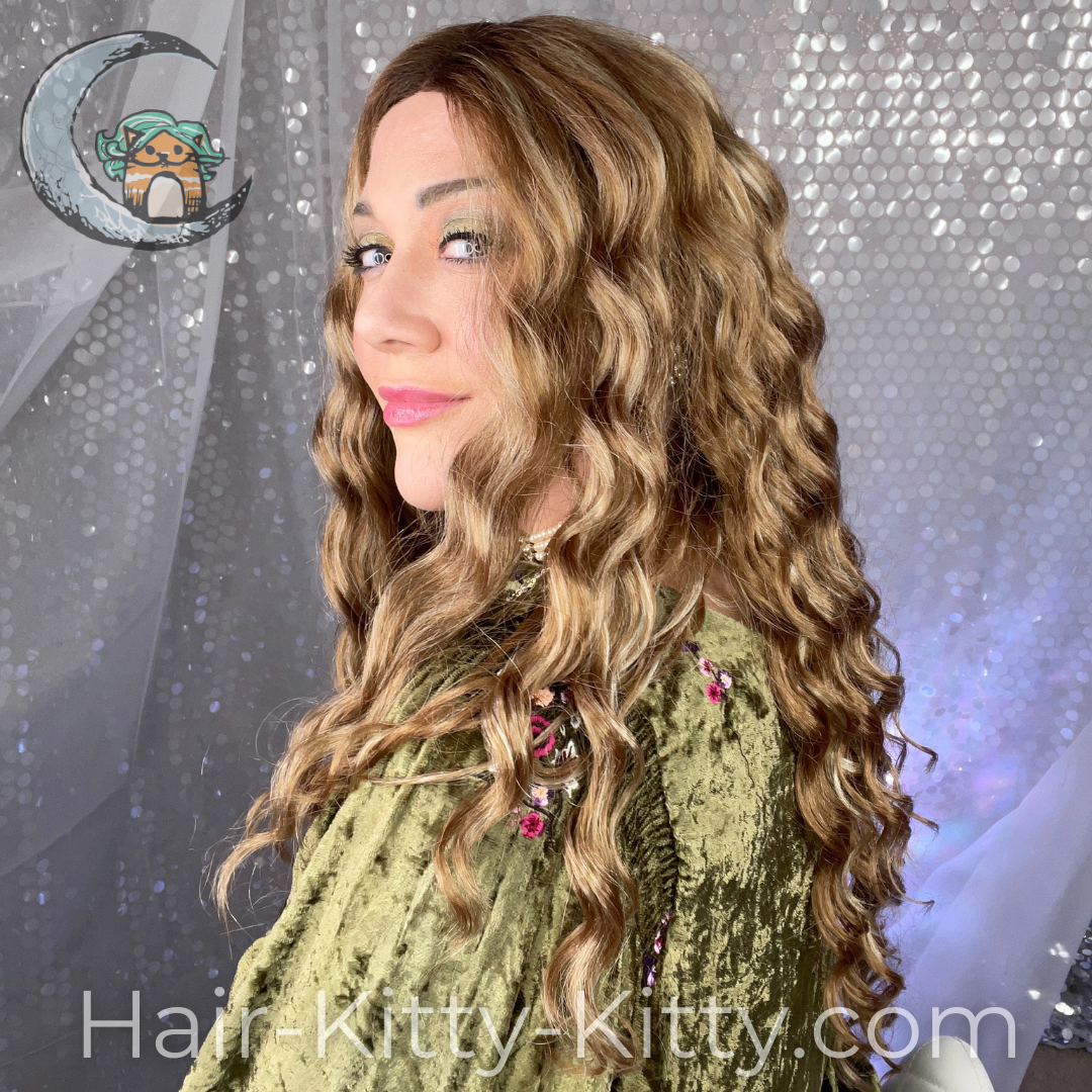 River Mono wig in the color Whipped Honey Rooted, modelled by Heather, left side view